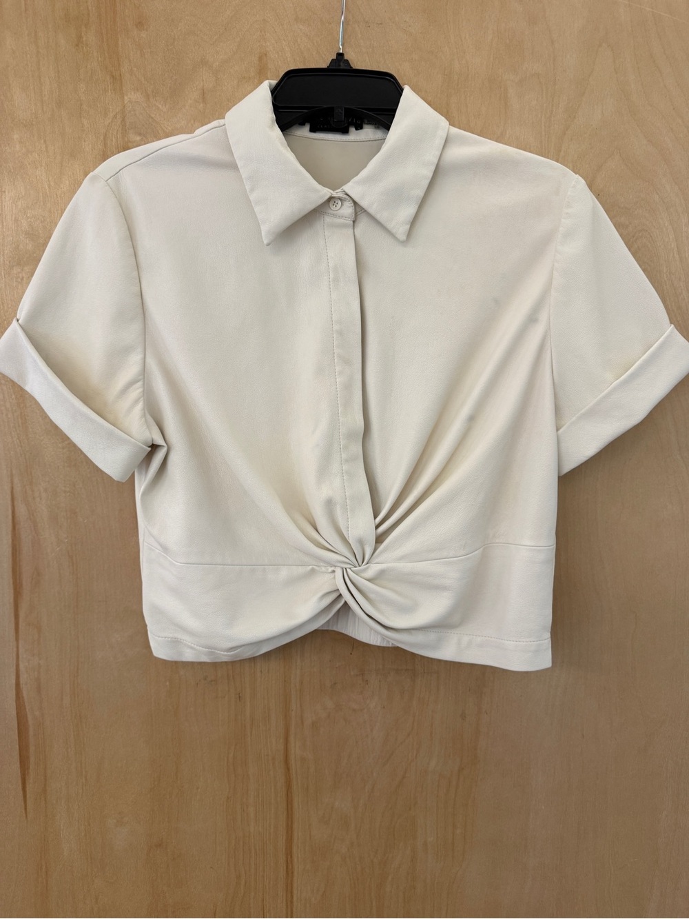 Alice + Olivia Leon Off White Vegan Leather Twist Front Crop Top - Picture 4 of 16